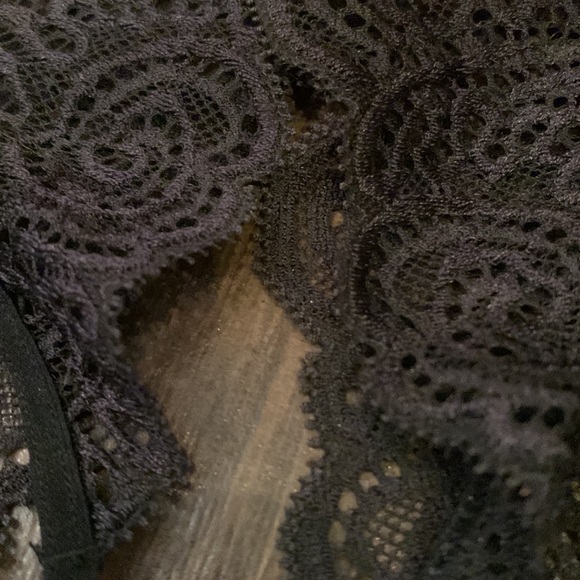 GLAMOROUS BRAND NEW black lace garter belt. Victoria’s Secret. Size Medium. - Picture 2 of 5